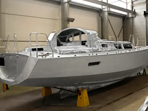Bateau en aluminium en construction, prêt à affronter l'eau de mer.