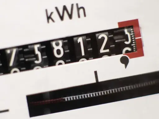 Stromzähler zeigt 27581,2 kWh an. Dies könnte den Stromverbrauch pro Kopf in einem Haushalt widerspiegeln.