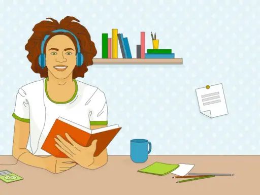 Junge mit Kopfhörern und Buch, genießt Musik beim Lernen. Auf dem Schreibtisch liegen Bücher, Stifte und eine Tasse.
