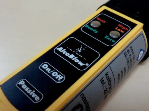 Alkomat AlcoBlow - gdzie można sprawdzić trzeźwość. Wskaźniki "Wait", "Ready", "High", "Low", "Zero" i przyciski "On/Off", "Passive".