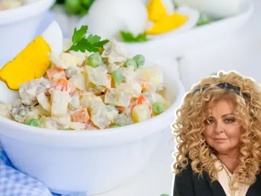 Sałatka jarzynowa Magdy Gessler, pełna warzyw i jajek, wygląda pysznie.