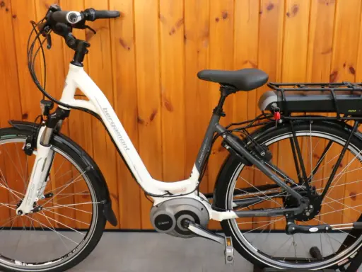 Biały rower elektryczny marki Bergamont z silnikiem Bosch. To świetny wybór dla osób szukających niezawodnego i stylowego środka transportu.