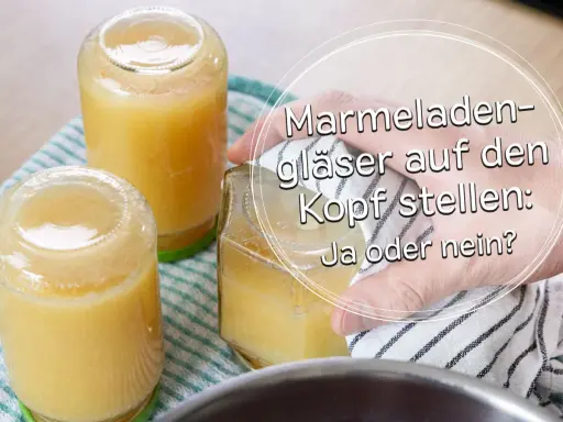 Drei frisch abgefüllte Marmeladengläser stehen auf dem Kopf. Die Frage: wie lange Marmelade auf den Kopf stellen?