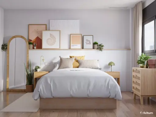 Dormitorio con cama blanca, mesitas de noche de madera y un espejo arqueado. Arte de pared con temática natural y plantas. Feng shui espejos encima del cabecero de la cama para armonía.