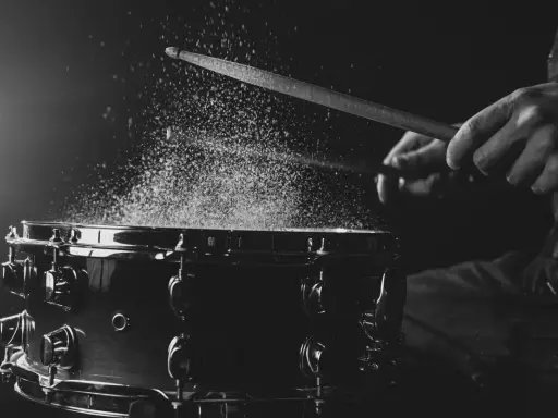 Legalne podkłady muzyczne: Darmowe, płatne i AI co musisz wiedzieć?