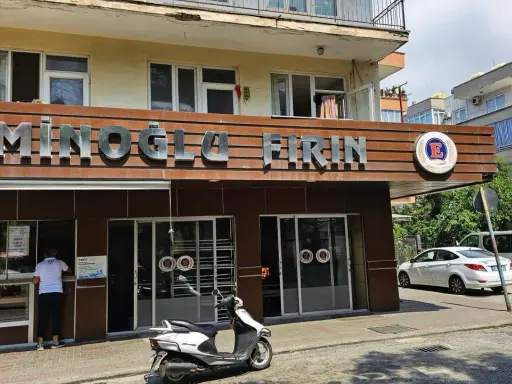 Przed piekarnią "Eminoglu Firin" z napisem "cześć po turecku" stoi skuter.