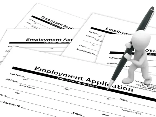 Biała figurka z długopisem wypełnia formularz "Employment Application" (ogłoszenie o pracę po ang.).