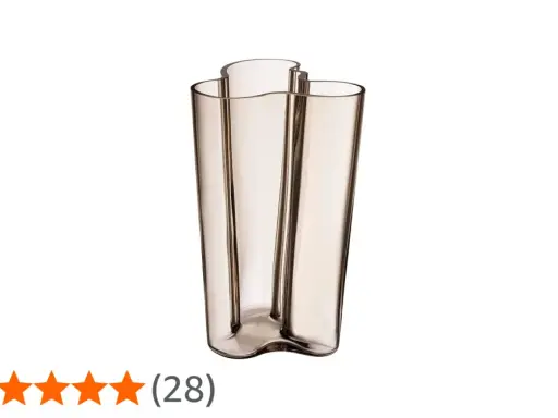 En elegant Alvar Aalto vas i rökfärgat glas, en tidlös design som finns i flera alvar aalto vas storlekar.