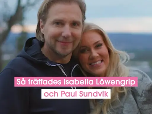 Isabella Löwengrip och Paul Sundvik ler mot kameran, tätt omslingrade utomhus.