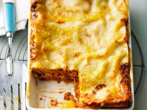 Ein frisch gebackenes Lasagne-Rezept, einfach und köstlich, mit goldbraun überbackener Käseschicht und herzhafter Füllung.