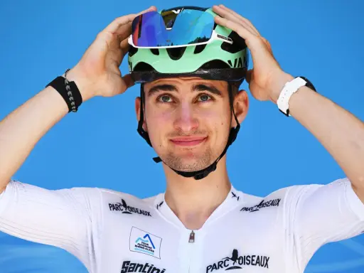 Romain Bardet richtet seinen Helm, bereit für das Rennen.