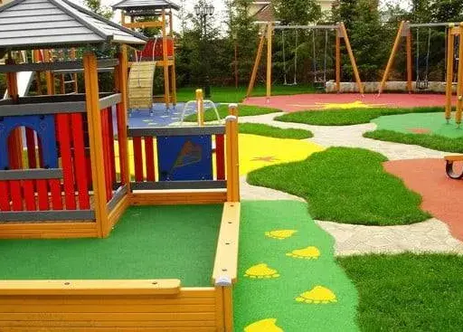 Plac zabaw w ogrodzie DIY: Zbuduj bezpiecznie, oszczędź do 6000 zł!