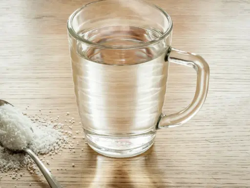 Łyżka soli i szklanka wody. Woda z solą na co? Może na przeziębienie, a może do płukania gardła.
