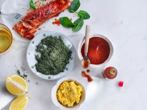 Grilla fisk recept: saftig lax med glaze, dillkrydda, citron och en god sås. Perfekt för sommaren!