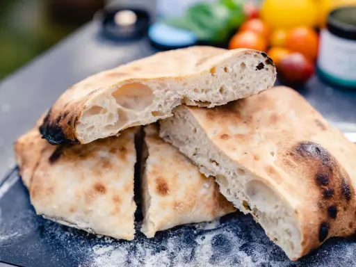 Frisch gebackene Schiacciata, perfekt für ein einfaches Schiacciata Rezept. Außen knusprig, innen luftig.