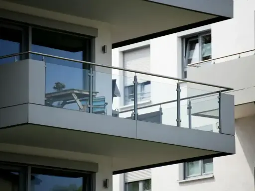 Nowoczesna loggia z przeszkloną balustradą, stolikiem i krzesłem. Idealne miejsce na poranną kawę.