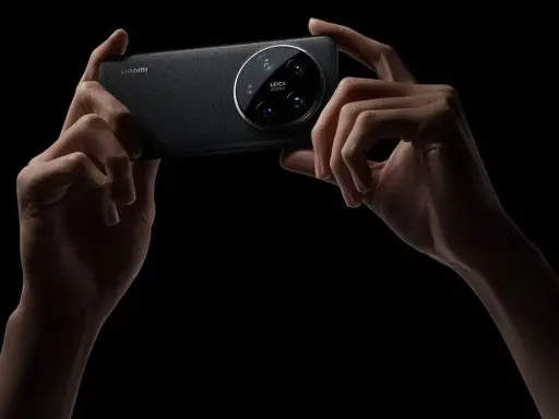 Manos sostienen un Xiaomi con cámara Leica. ¿Prefieres el estilo Leica vibrant o Leica authentic para tus fotos?