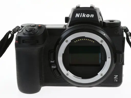 Czarny aparat Nikon Z7 III z obiektywem bez obiektywu, gotowy do uchwycenia Twoich najlepszych ujęć.
