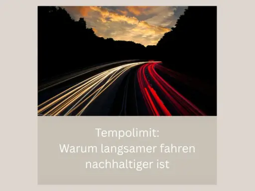Autobahn bei Nacht mit Lichtspuren. Ein Tempolimit hilft, klimaneutral 2035 zu erreichen, da langsames Fahren nachhaltiger ist.