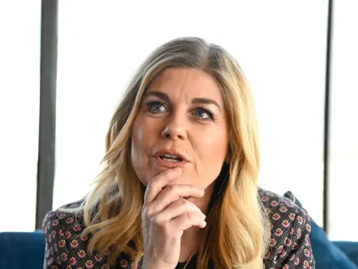 Pernilla Wahlgren, med handen vid hakan, funderar på sitt nästa Melodifestivalen-bidrag.