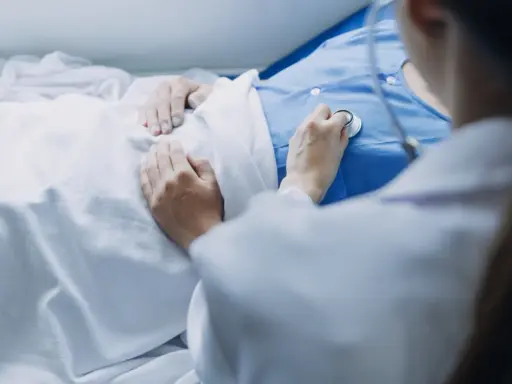 Lekarz osłuchuje pacjenta po ablacji. Ważne jest, czego nie wolno po ablacji, by zapewnić rekonwalescencję.