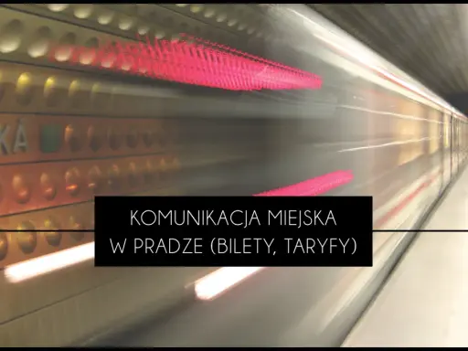 Praski pociąg metra w ruchu, z napisem "KOMUNIKACJA MIEJSKA W PRADZE (BILETY, TARYFY)".