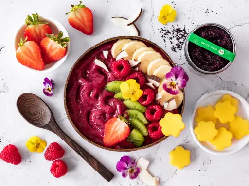 Ein farbenfrohes Acai Bowl Rezept mit frischen Beeren, Bananen, Kiwi, Kokos und essbaren Blüten. Perfekt für einen gesunden Start!