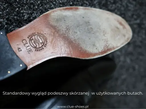 Widok od spodu buta z wytłoczonym logo "CLUE SHOES" i napisem "POLISH HANDCRAFTED". Twarda podeszwa skórzana nosi ślady użytkowania.