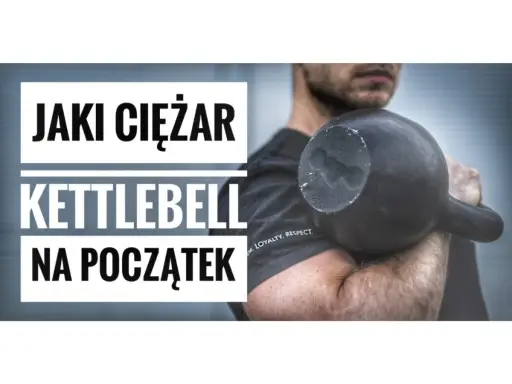 Jaki kettlebell na początek? Mężczyzna trzyma czarny kettlebell, gotowy do treningu.
