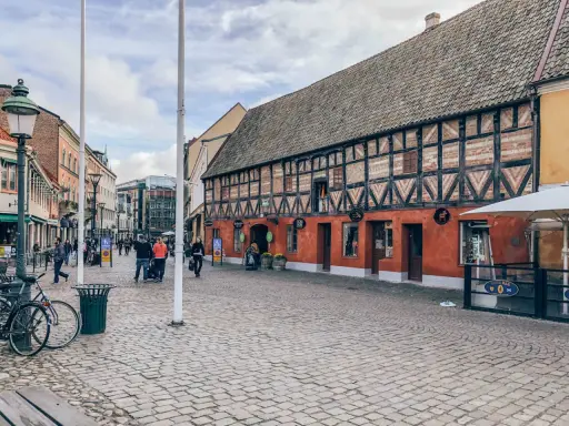 Malmö co zobaczyć: urokliwa starówka z brukowanymi uliczkami i zabytkową architekturą, idealna na spacer.