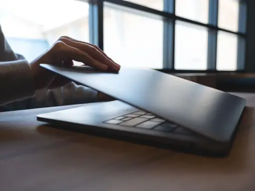 Dłoń zamyka cienki ultrabook. To idealne urządzenie do pracy i nauki, co to jest ultrabook?