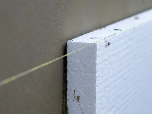 Aislamiento de poliestireno en una pared, un paso clave para la eficiencia energética en viviendas.