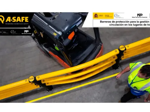 Carretilla elevadora junto a barreras amarillas de seguridad A-SAFE, mejorando la circulación en ntp lugares de trabajo. Un trabajador con chaleco reflectante camina cerca.