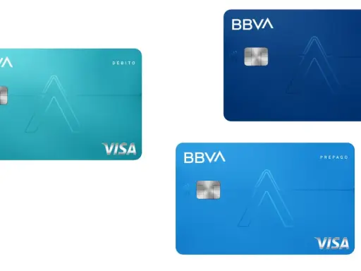 Tres tarjetas monedero BBVA: una de débito turquesa, una de crédito azul oscuro y una prepago azul claro.