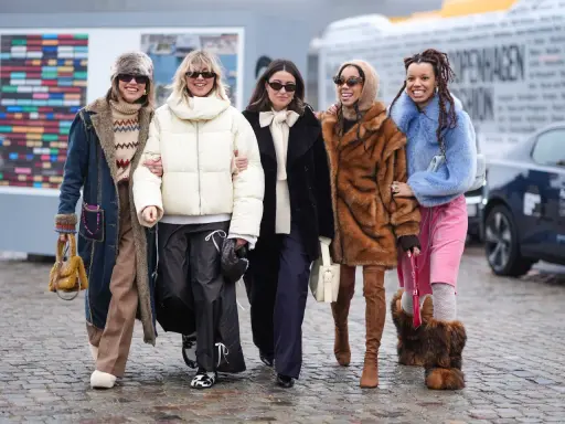 Quattro donne mostrano stili diversi per come vestirsi in inverno donna: cappotti in pelliccia, piumini, tessuti caldi e accessori audaci.