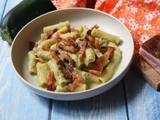Pasta Zucchine e Pancetta: Ricetta Cremosa e Croccante Perfetta