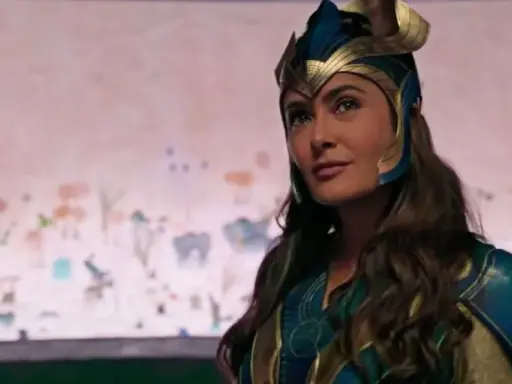 Salma Hayek som Ajak i Eternals, en av de mäktiga rollerna i eternals.