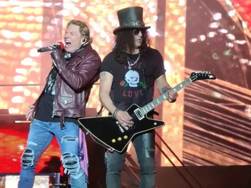 Axl Rose sjunger med Guns N' Roses i Sverige. Slash spelar gitarr med sin ikoniska hatt.