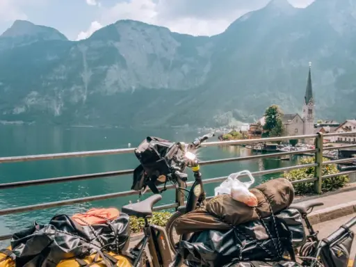 Biciclette cariche di bagagli, pronte per esplorare i laghi Austria, mappa mentale di un'avventura tra montagne e villaggi pittoreschi.