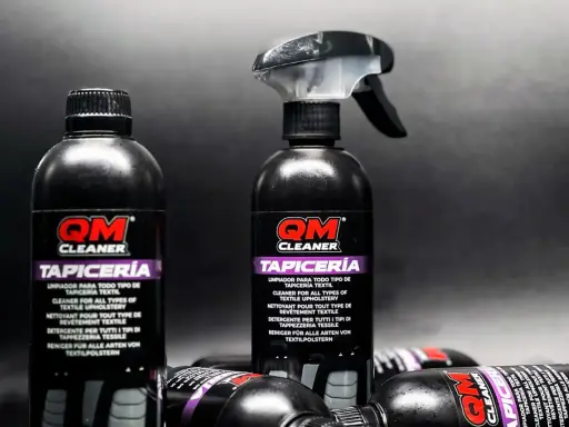 Botellas de limpiador QM para limpiar tapicería coche. Ideal para dejar tu interior como nuevo.