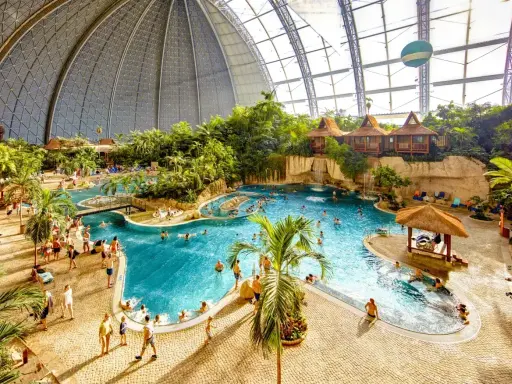 Wielki tropikalny raj pod kopułą, z basenami, palmami i domkami. Sprawdź cennik tropical island i zaplanuj wakacje!