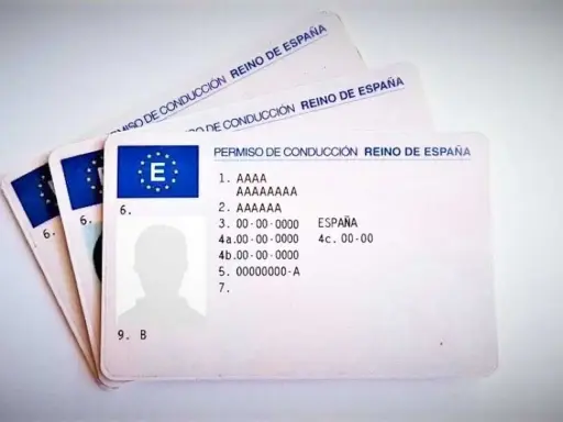 Permisos de conducción españoles, algunos con el distintivo de la UE. Útiles para viajar por dgt países con convenio.