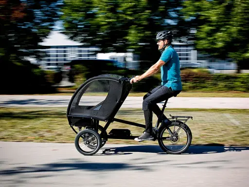 Mann fährt ein Lastenrad mit Kabine, ideal für lastenrad erwachsene transportieren.