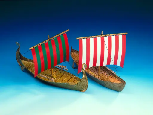 Zwei detailgetreue Modelle eines **Bootes Viking** mit bunten Segeln, bereit zur Fahrt über das blaue Meer.