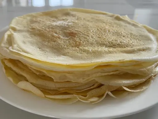 Ein Stapel goldbrauner Crêpes, perfekt für ein einfaches Crêpes Rezept.