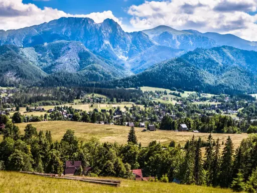 Widok na Poronin z górami w tle.