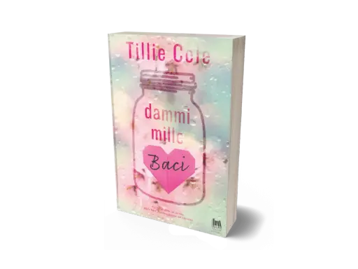 Copertina del libro "Dammi mille baci" di Tillie Cole, con un barattolo pieno di cuori rosa e gocce di pioggia.