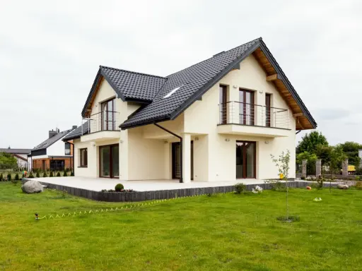 Jak rolnik zbuduje dom na działce rolnej? Poradnik bez odrolnienia
