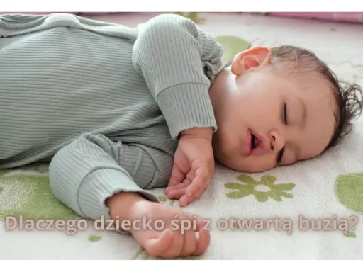 Słodki maluch śpi z otwartą buzią na miękkim kocyku. Czy to normalne, że dziecko śpi z otwartą buzią?