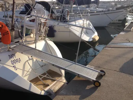 Une passerelle pour bateau, nommée "Papy Rapala", est installée pour faciliter l'accès.